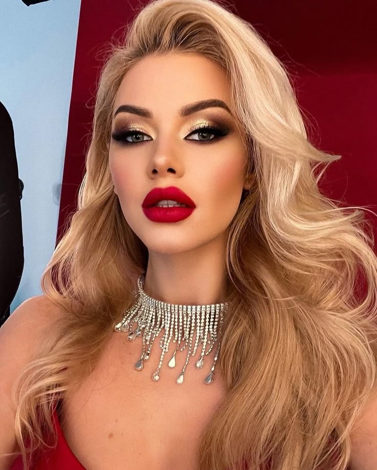 Top Celebrity Makeup Styles for 2025
