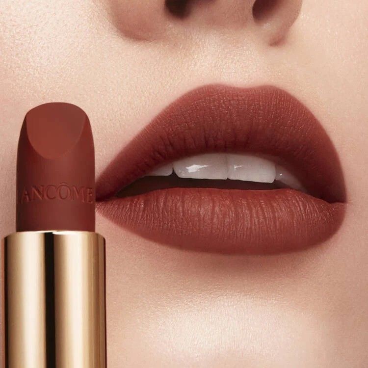 A fine touch of lip liner