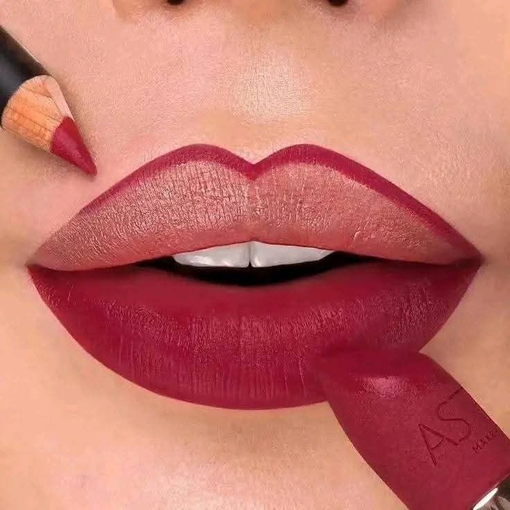 A fine touch of lip liner