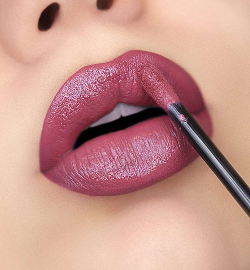A fine touch of lip liner
