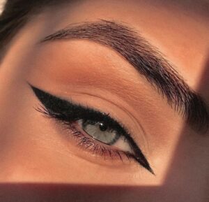 Tips for a Long-Lasting Cat Eye UAE