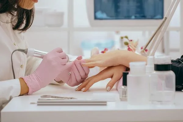 How to Maintain Your Nails Between Salon Visits