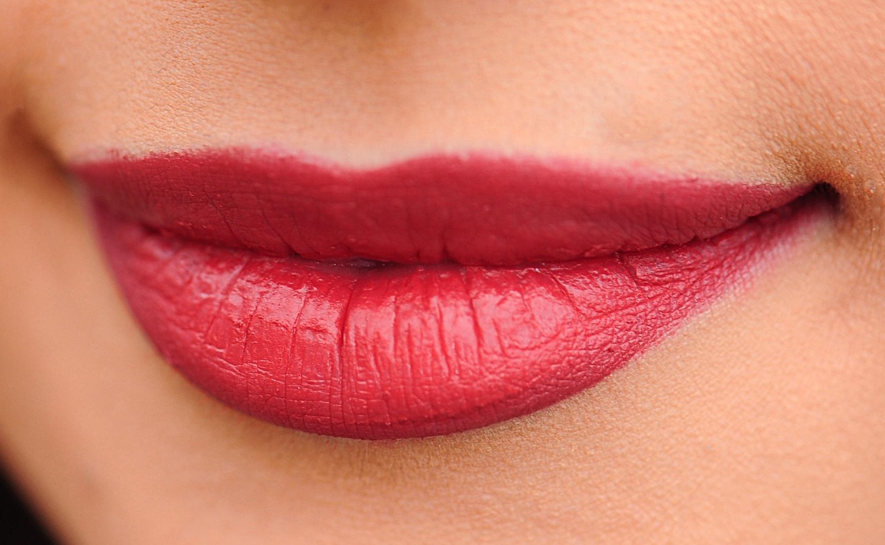 How to Make Glossy Lips Look Perfect