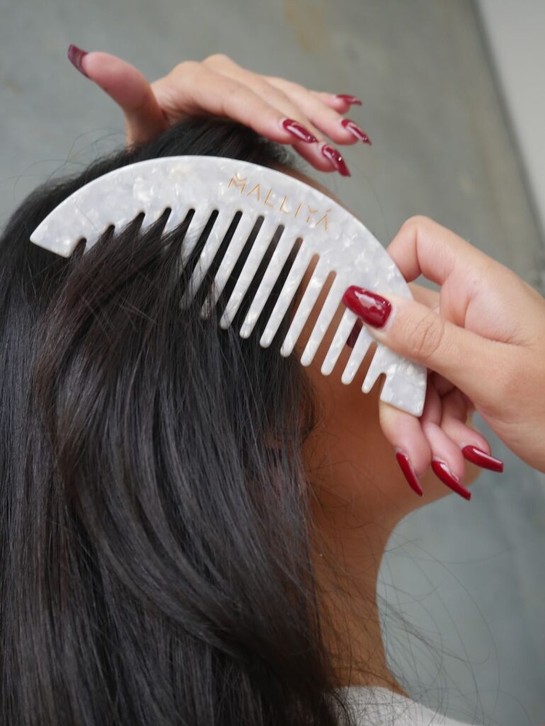 Easy Basic Hair Care Routine for Healthy Hair 2 Comb hair softly​