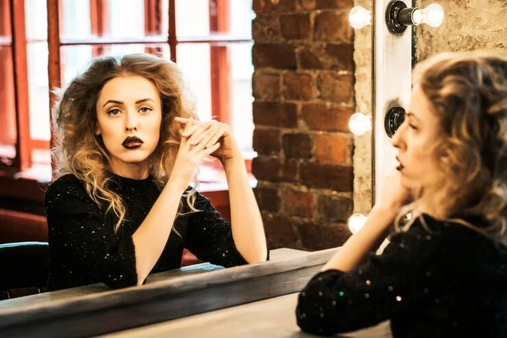 beautiful fashion blond woman posing near mirror 118342 10873
