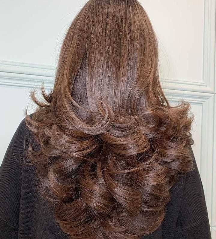 Trendy Medium Hairstyles with Highlights and Color 1 Caramel highlights on the layers​